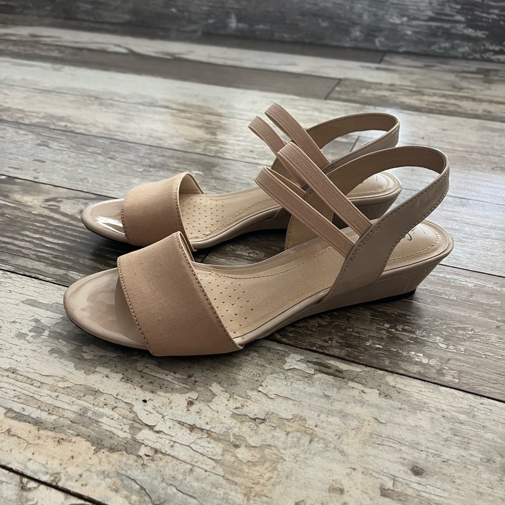 Life Stride heels NWOT